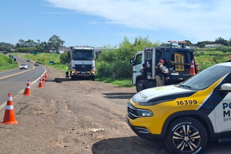 Motorista fica ferido após saída de pista na PR-323 em Cruzeiro do Oeste