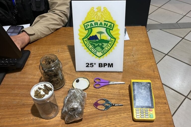 Após tentativa de fuga pela contramão, homem é preso por tráfico na área central de Umuarama