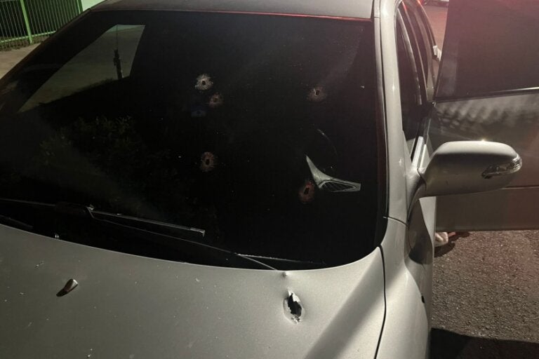 Mulher baleada em ataque a carro no Sonho Meu morre no hospital; Polícia Civil abre investigação