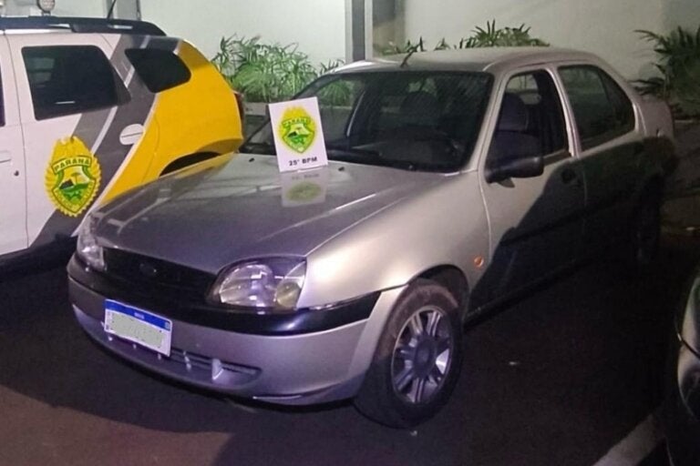 PM encontra Ford Fiesta furtado e prende homem na região da Praça dos Xetá