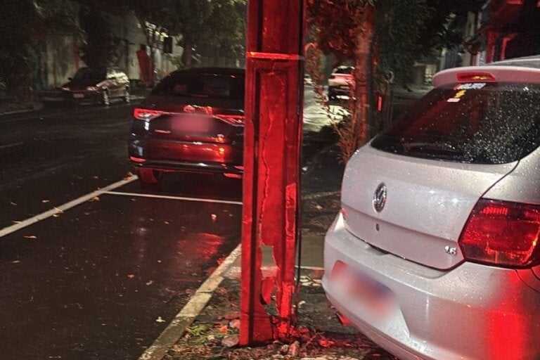 Carro que bateu no motociclista próximo ao poste de luz também atingido durante o acidente.