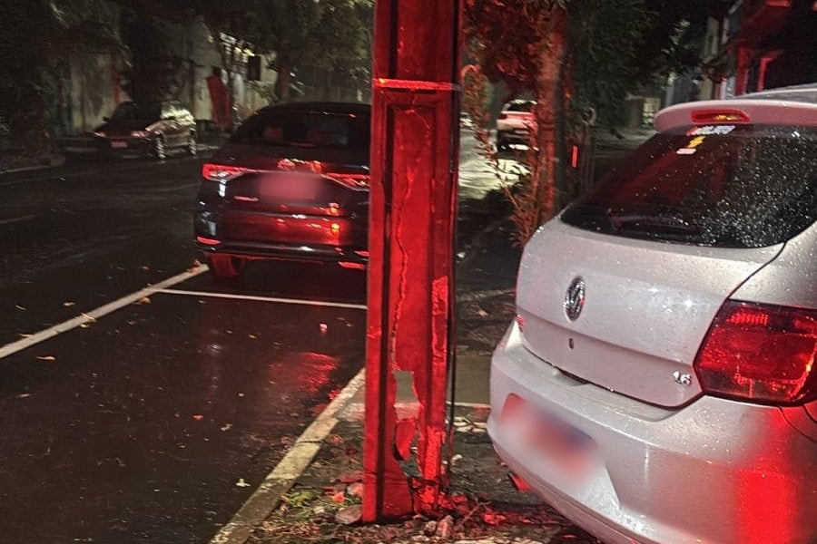 Carro que bateu no motociclista próximo ao poste de luz também atingido durante o acidente.