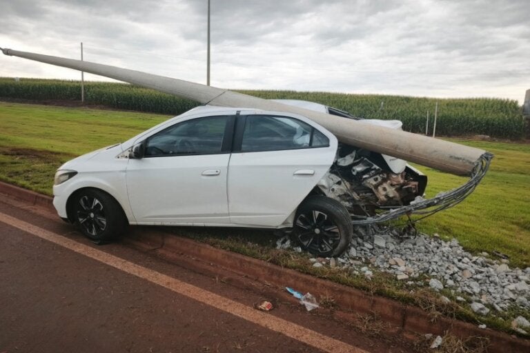 Na foto, o carro que saiu da pista e o poste derrubado sobre o veículo na PR-239, em Assis Chateaubriand.