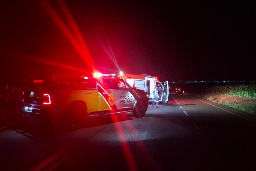 Foto da viatura da Polícia Rodoviária no local da PR-317 em que o motociclista morreu. Há também uma ambulância do Samu.