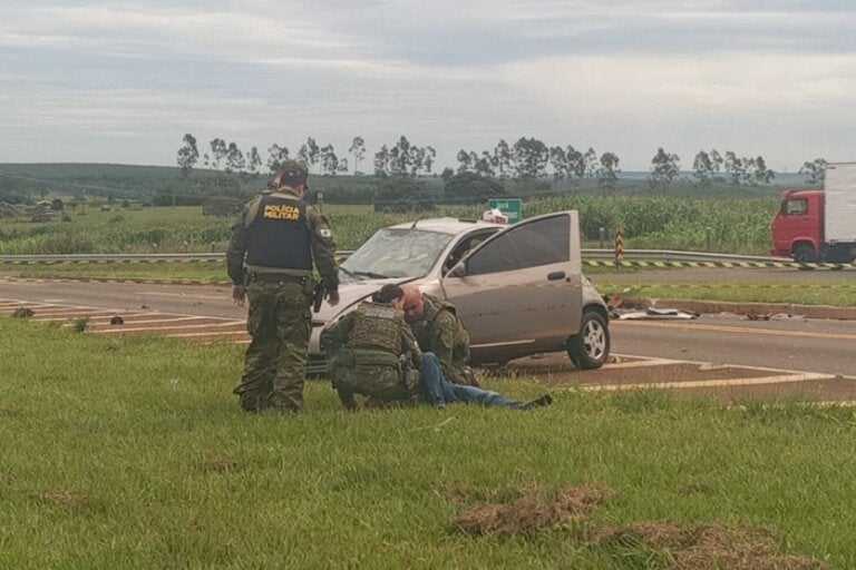 Na foto, equipes policiais socorrem uma vítima de colisão na BR-272, entre Iporã e Francisco Alves.