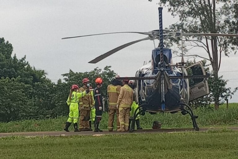 Vítima sendo socorrida de helicóptero em acidente em que outra mulher morreu na BR-272 em Iporã.