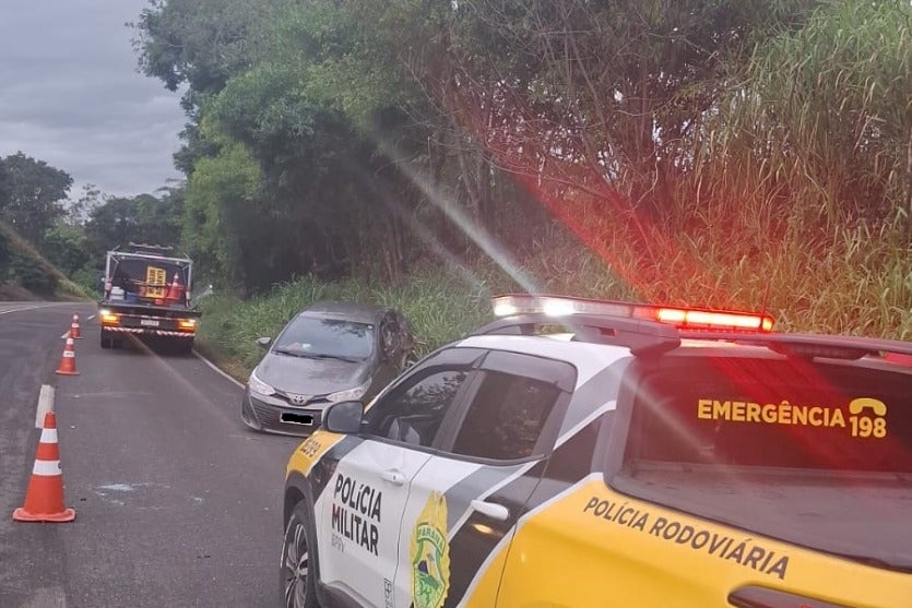 Foto do carro envolvido na colisão com caminhão na PR-323 em Cianorte. Motorista ficou ferida no acidente.