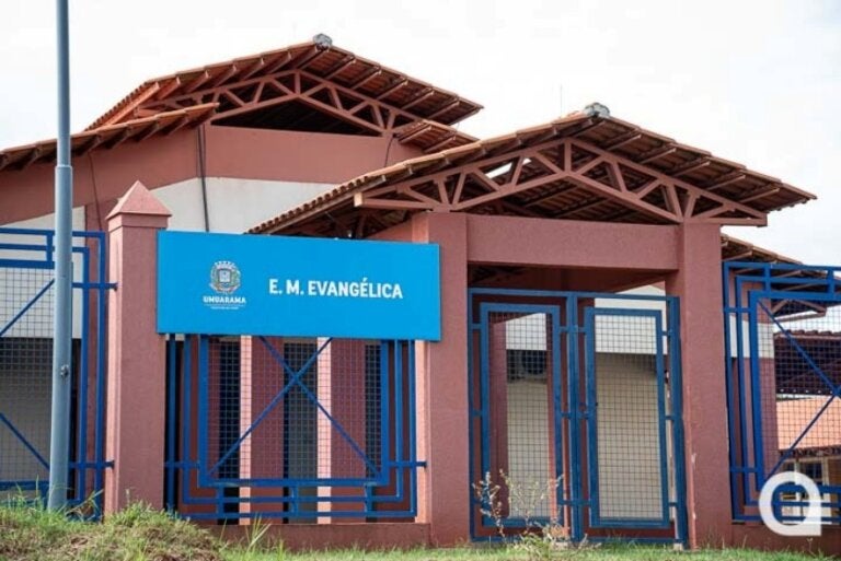 Fachada da Escola Municipal Evangélica de Umuarama, alvo de um furto registrado pela PM.