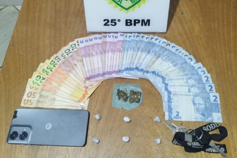 Porções de crack, maconha e dinheiro apreendidas com um casal preso na Zona 7 de Umuarama.