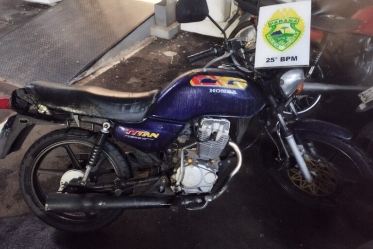 Foto da moto Honda CG Titan que foi furtada em Umuarama e recuperada pela PM.