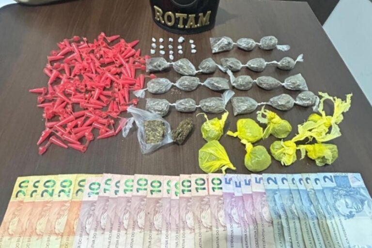 Drogas e dinheiro abandonados pelo traficante que fugiu ao ver a viatura da Rotam em Icaraíma.
