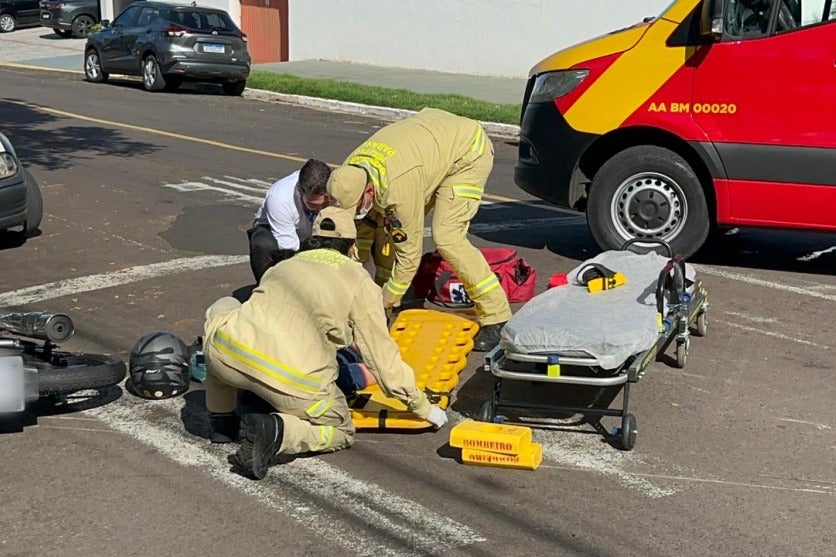 Motociclista que fraturou a perna em atendimento pelas equipes do Siate após acidente no Centro de Umuarama.