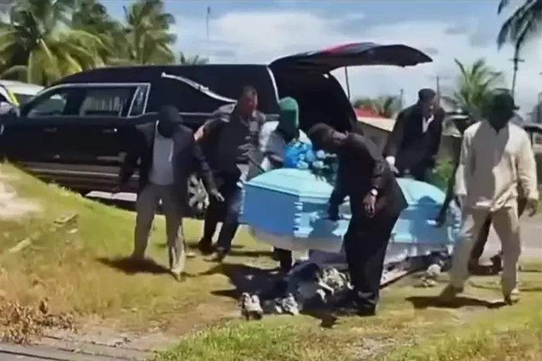 Caixão se rompe durante enterro e corpo cai no chão diante de familiares; vídeo