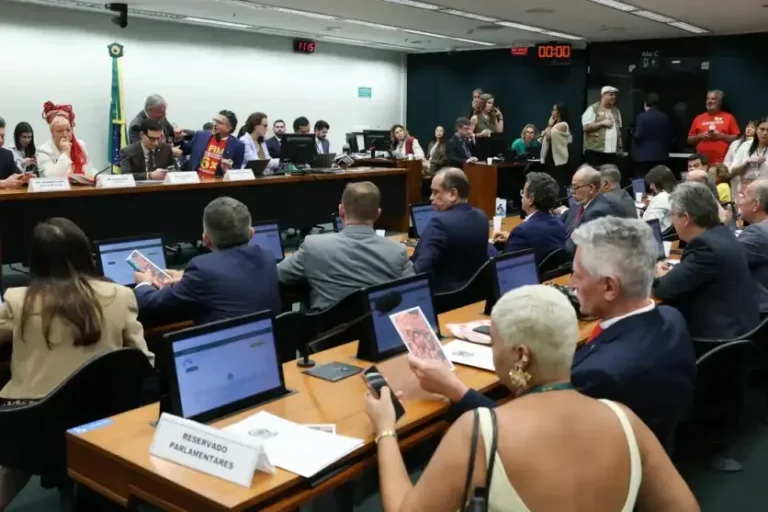 Votação da PEC que acaba com a escala 6x1 na Câmara.