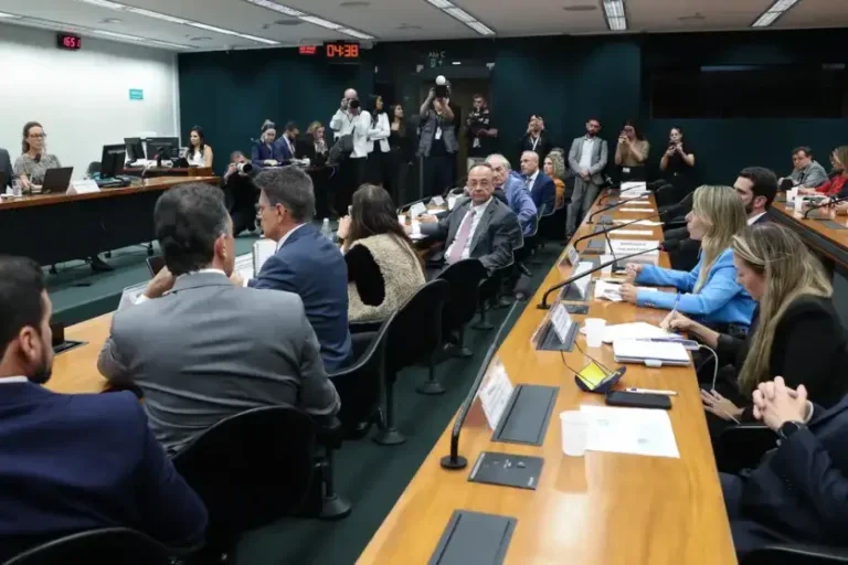 Deputados durante votação pelo fim da escala 6x1.