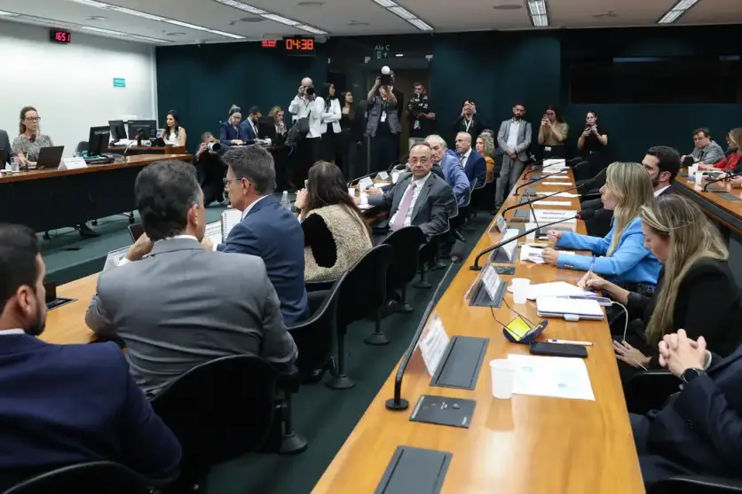 Deputados durante votação pelo fim da escala 6x1.