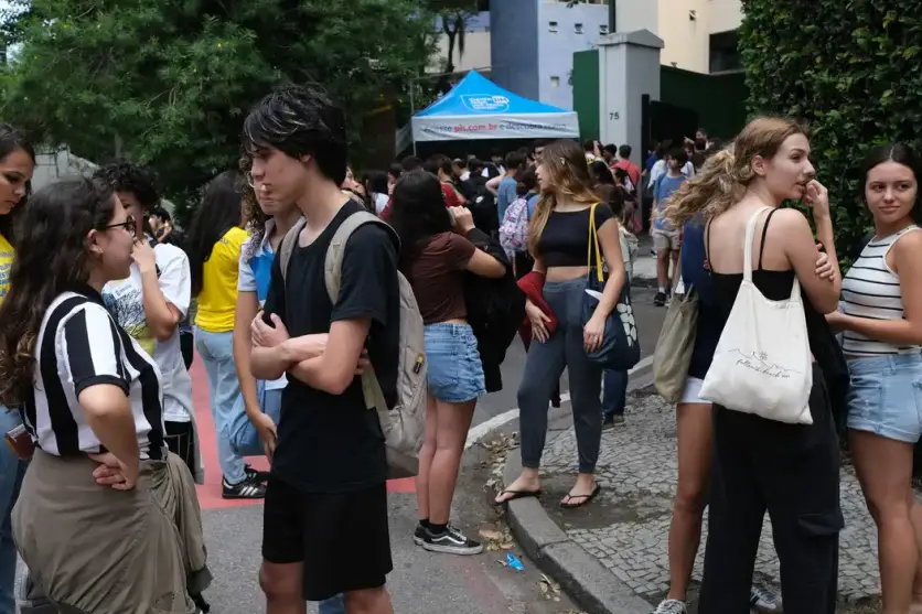 Alunos esperando a abertura dos portões do Enem.