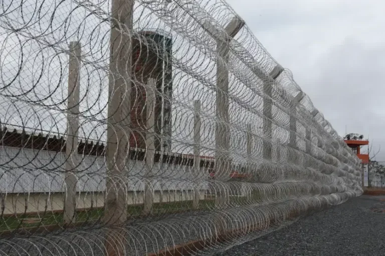 Cerca de arame farpado de um presídio.