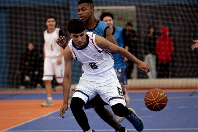 Atleta jogando basquete para ilustrar disputa do JEPs em Umuarama.