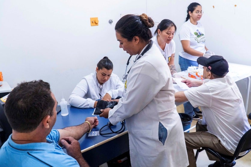 Enfermeiras de Umuarama atendendo pacientes.