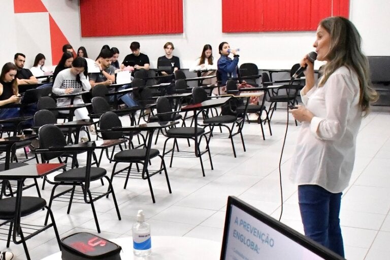 Orientadora do laboratório de infectologia de Umuarama prestando atendimento a jovens do programa Jovem Aprendiz.