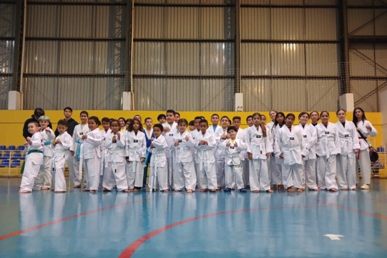 Crianças do projeto de taekwondo de Umuarama.