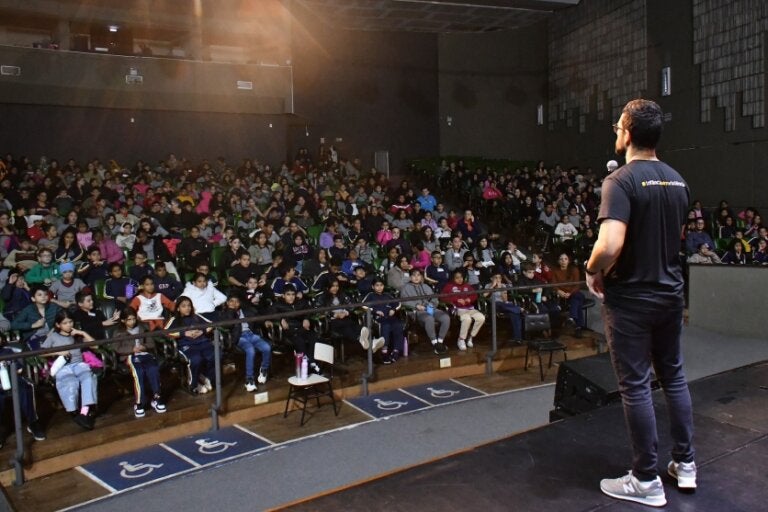 Foto da palestra educativa voltada à conscientização e prevenção da violência contra crianças e adolescentes no Centro Cultural Vera Schubert.
