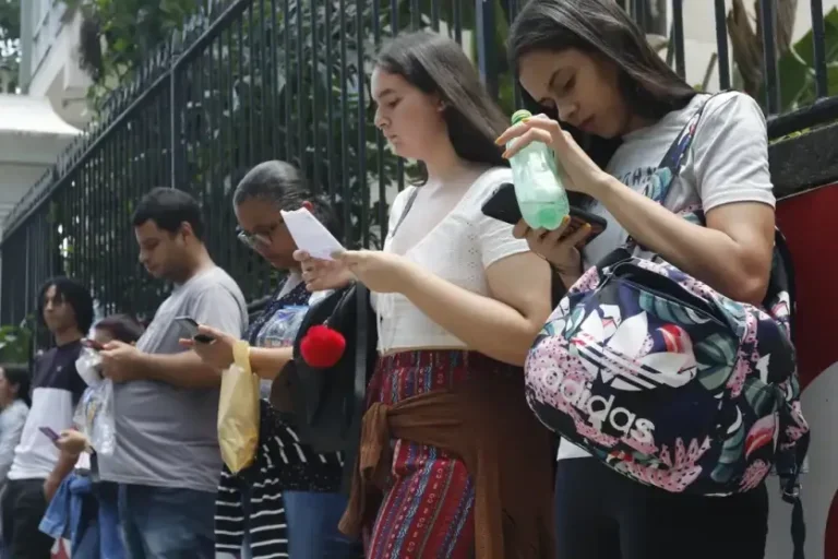 Alunos na fila de entrada para realização do Enem,
