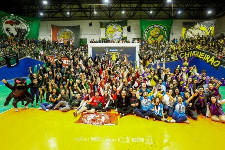 Foto de edição passada das Engenharíadas, com vários atletas reunidos.