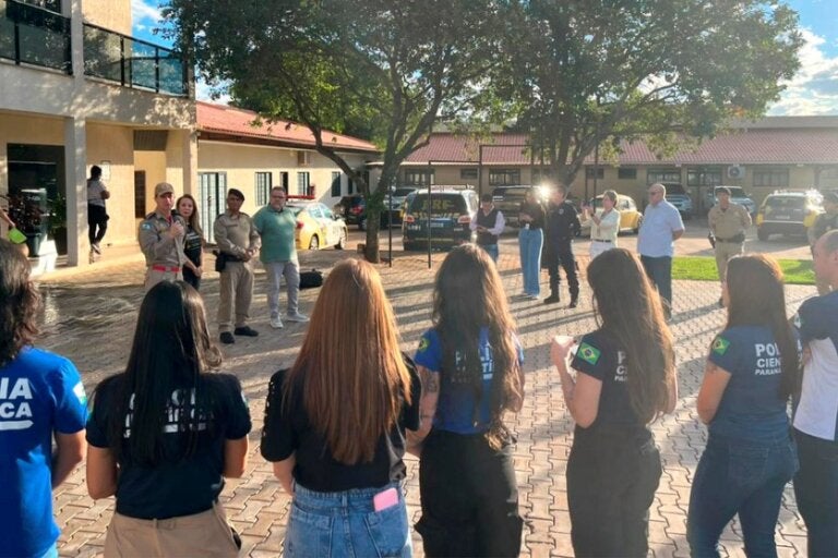 Lançamento da campanha Maio Amarelo em Umuarama. Vários policiais e outras autoridades juntas em evento.