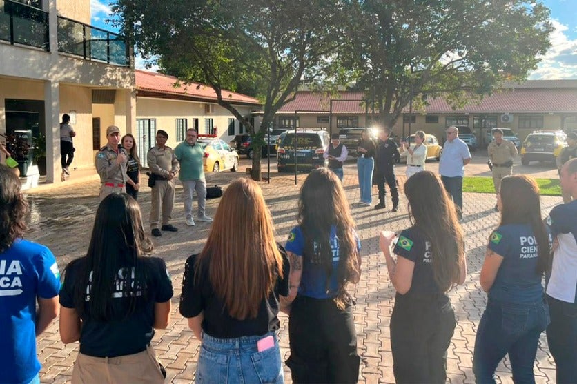 Lançamento da campanha Maio Amarelo em Umuarama. Vários policiais e outras autoridades juntas em evento.