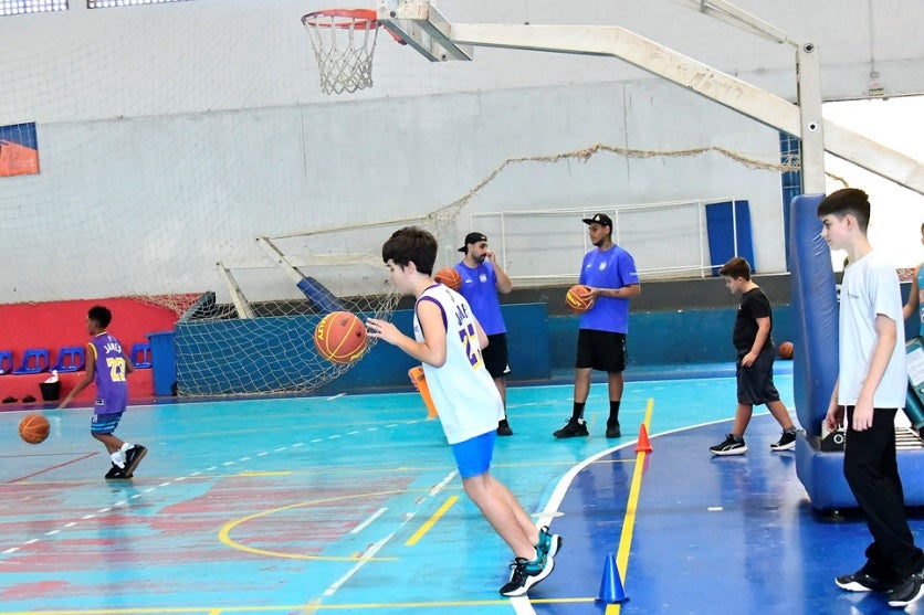 Foto de um treinamento de basquete pela Smel.