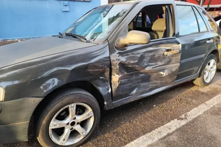 Colisão entre carro e picape no Centro de Umuarama mobiliza Bombeiros e PM