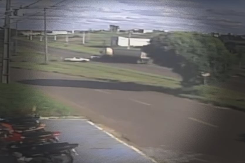 Câmera registrando acidente envolvendo caminhão e carro na Estrada Bonfim, em Umuarama.