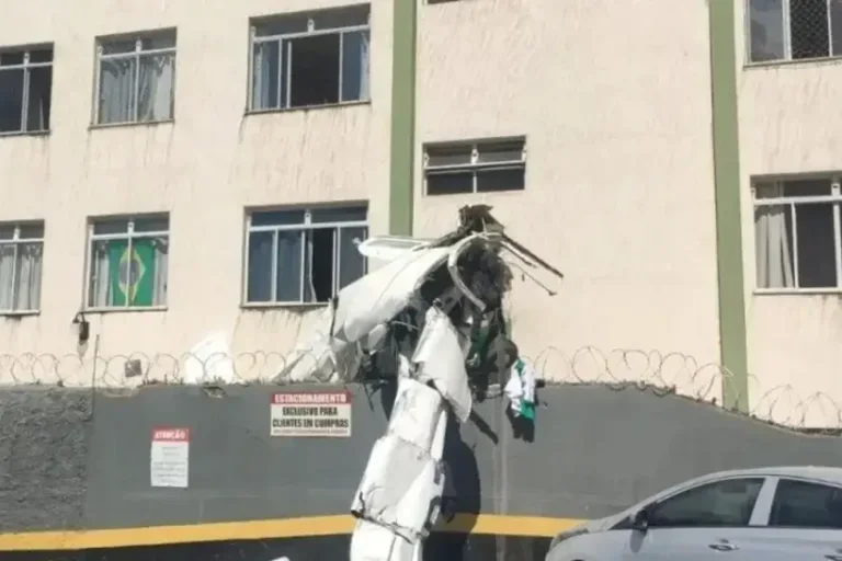 Avião de pequeno porte que atingiu um prédio em Belo Horizonte. Aeronave está destruída na imagem.