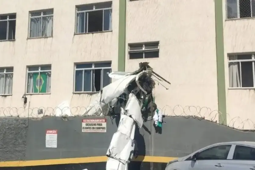 Avião de pequeno porte que atingiu um prédio em Belo Horizonte. Aeronave está destruída na imagem.