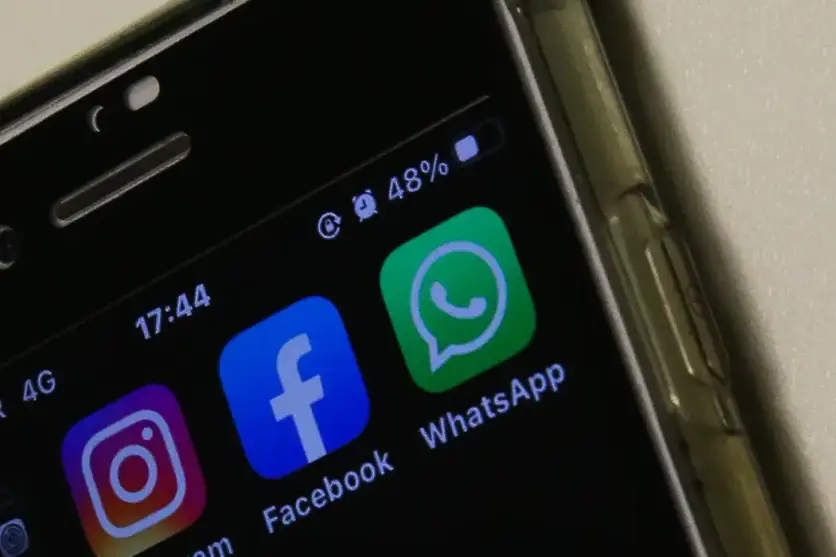 Foto de um celular com aplicativos das redes sociais.