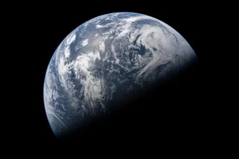 Nova foto da terra, divulgada pela Nasa e feita durante a missão Artemis II.