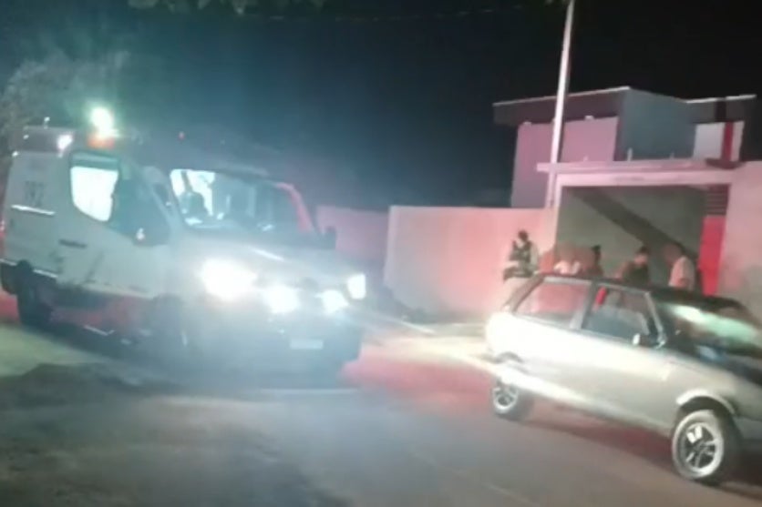 Foto da PM e uma ambulância no local onde um homem foi baleado em Altônia.