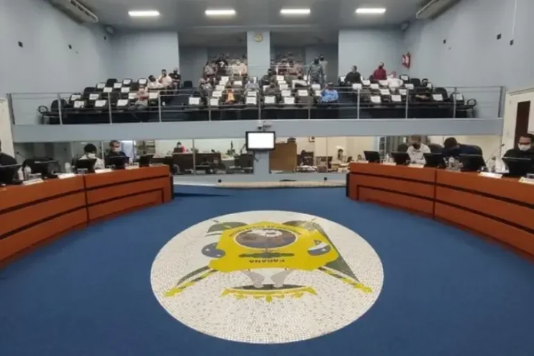 Vereadores propõem reduzir próprios salários para um salário mínimo em cidade do Paraná