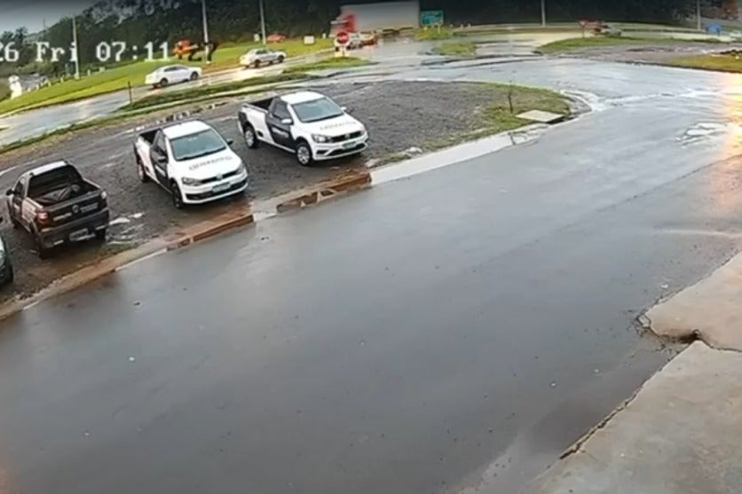 Câmera de segurança registrando o acidente que matou motociclista em trevo de Umuarama.