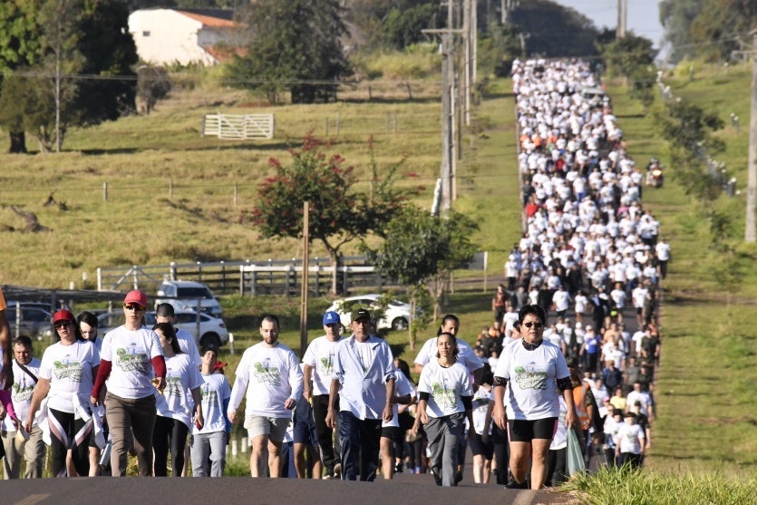 Foto da multidão participando da edição passada da Caminhada Ecológica.