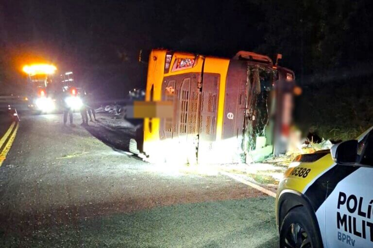 Caminhão tomba em curva, bate em veículos e deixa 3 vítimas na região; uma em estado grave