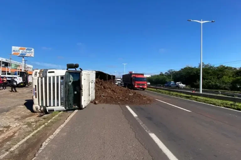 Carreta carregada com serragem tomba na PR-323 e deixa trânsito lento em Umuarama