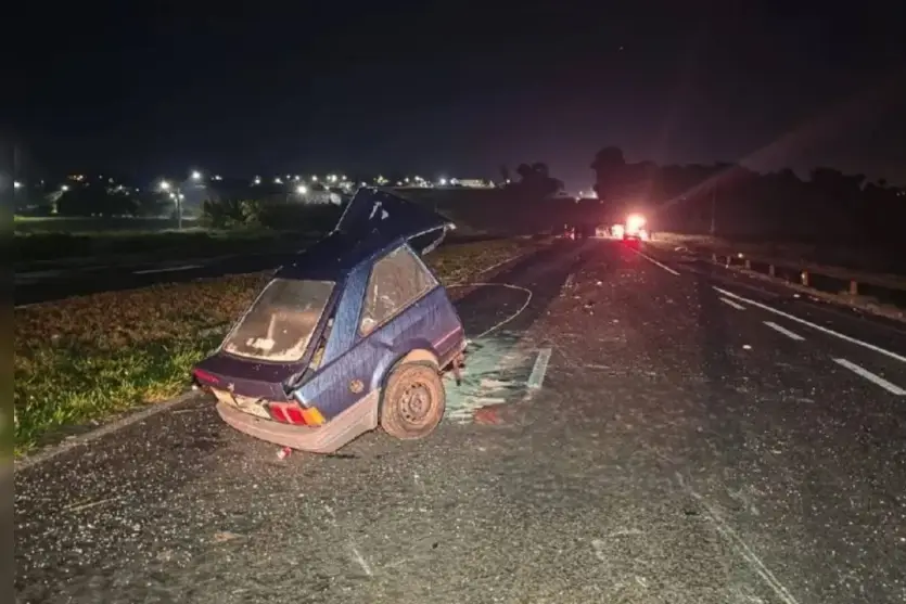 Carro partido ao meio após acidente na BR-376.