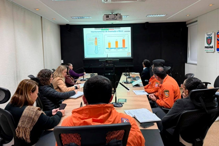 Autoridades em reunião para debater a passagem do El Niño pelo Paraná.