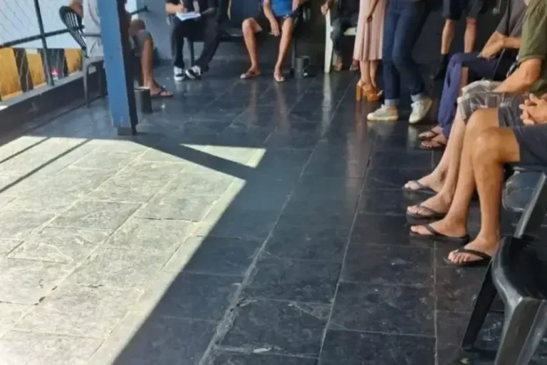 Foto de pés de pessoas sentadas em uma recepção.