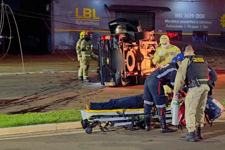 Condutor fica ferido ao bater S10 em poste, veículo capota e ele foge do hospital