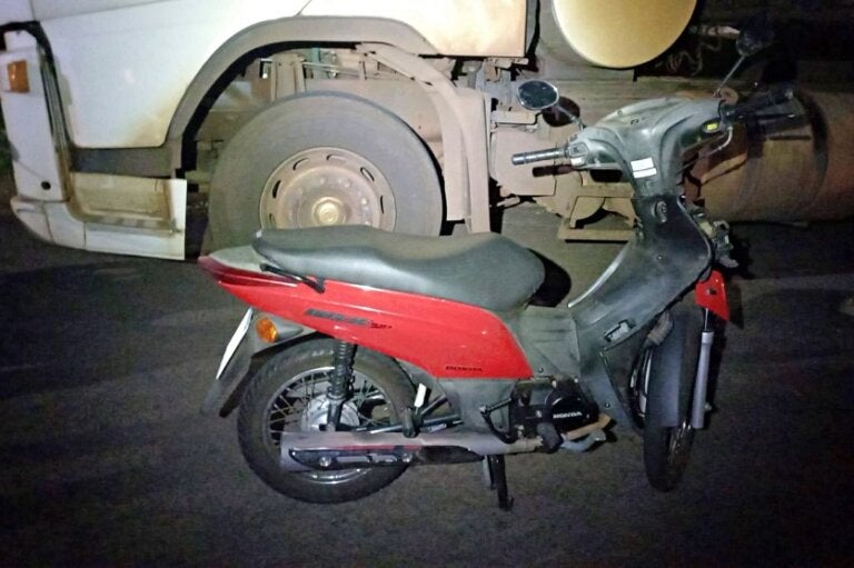Condutor fica ferido após colidir Biz em caminhão estacionado em Umuarama