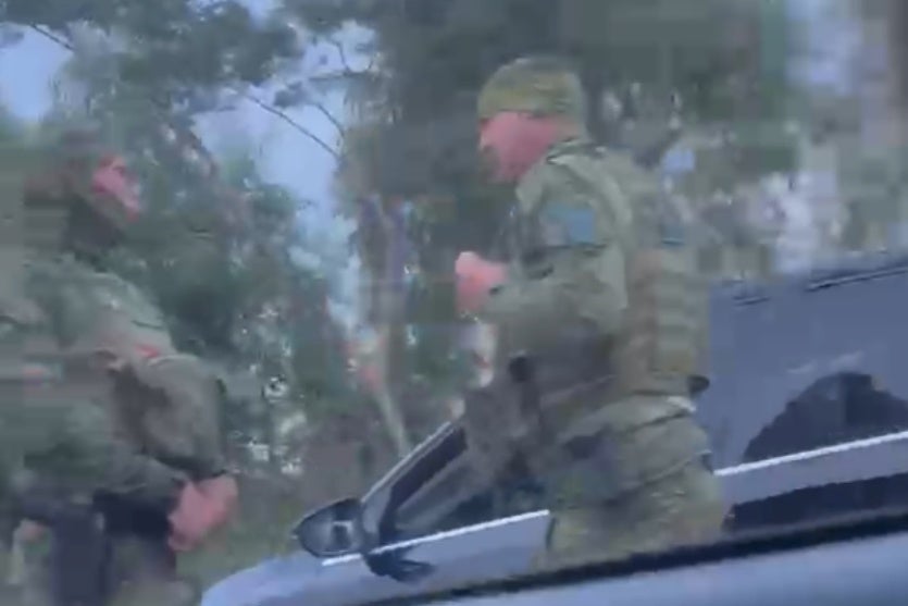 Foto de policiais atendendo a ocorrência do confronto na região de Iporã